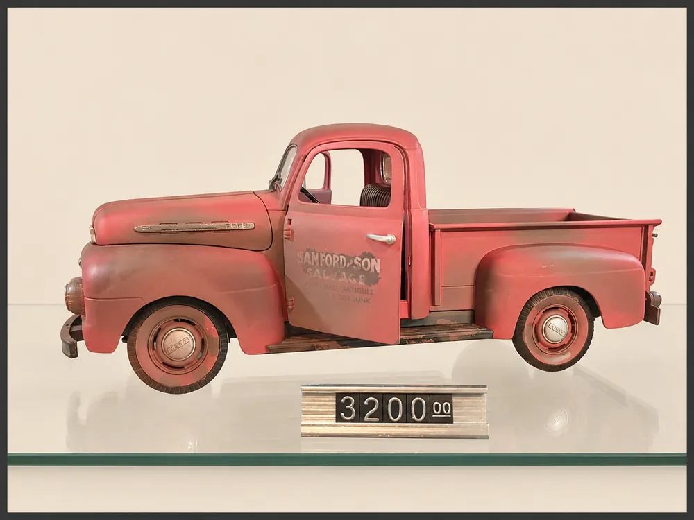 Ford pickup · acabado envejecido, fotografiada en la vitrina de Automovilia