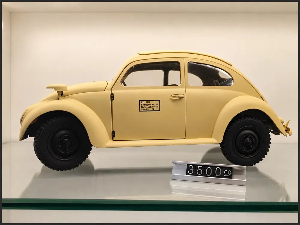 Escarabajo crema, fotografiada en la vitrina de Automovilia