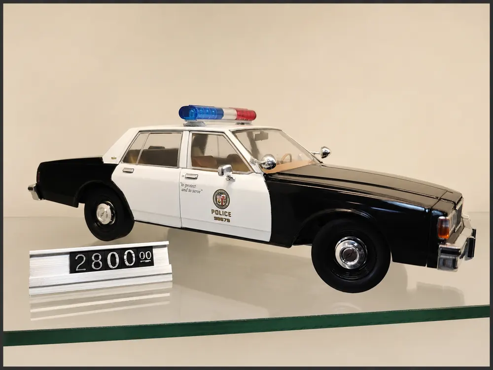 Patrulla clásica, fotografiada en la vitrina de Automovilia