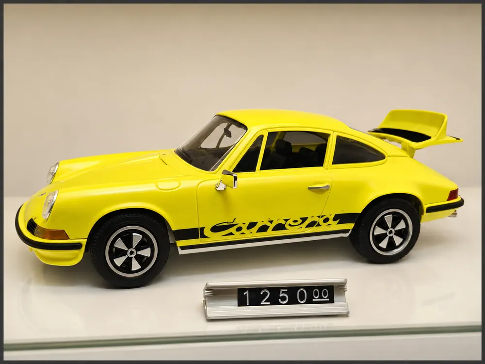 Porsche 911 Carrera RS, fotografiada en la vitrina de Automovilia