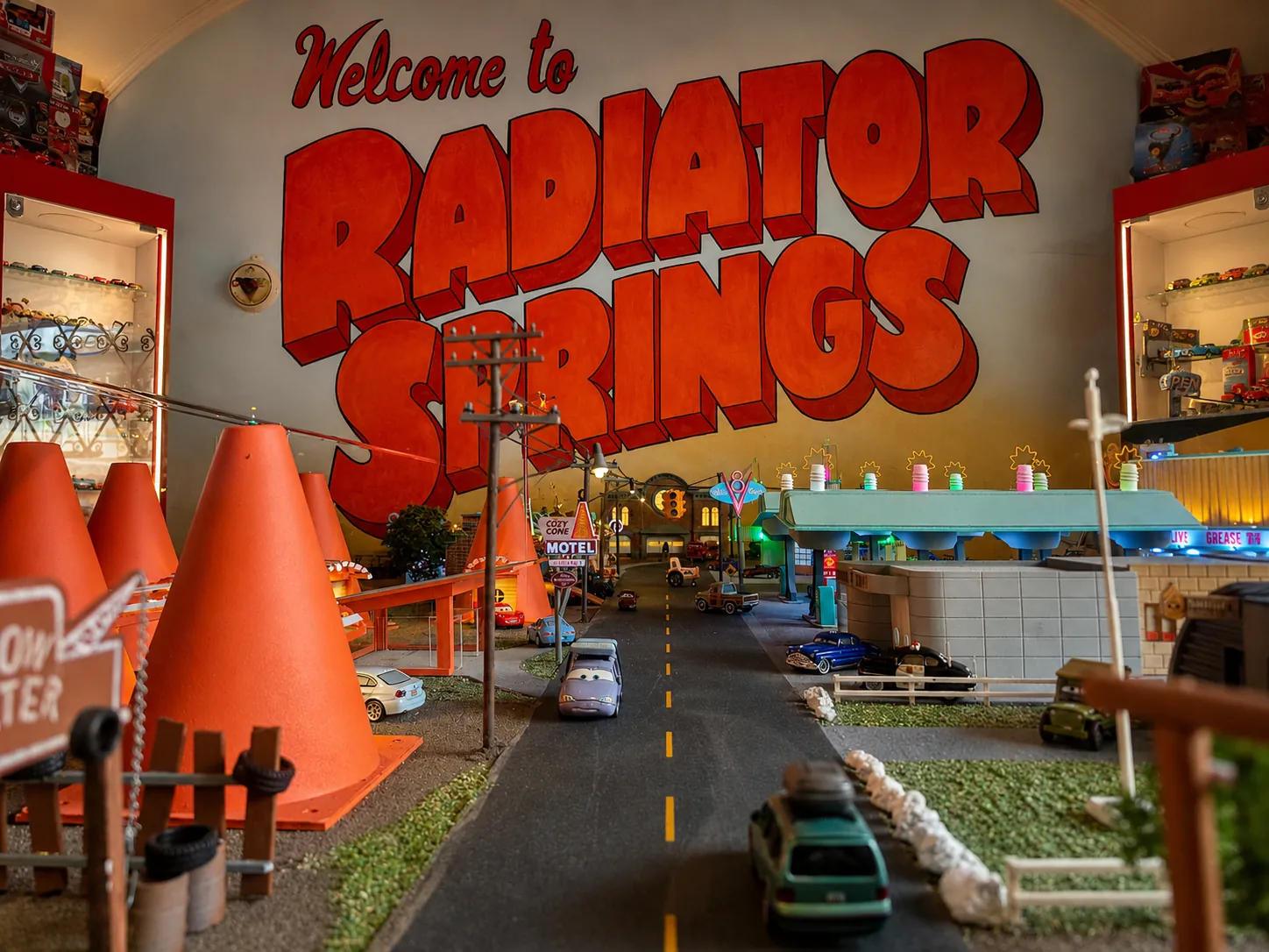 Diorama de Radiator Springs con el letrero pintado «Welcome to Radiator Springs» al fondo