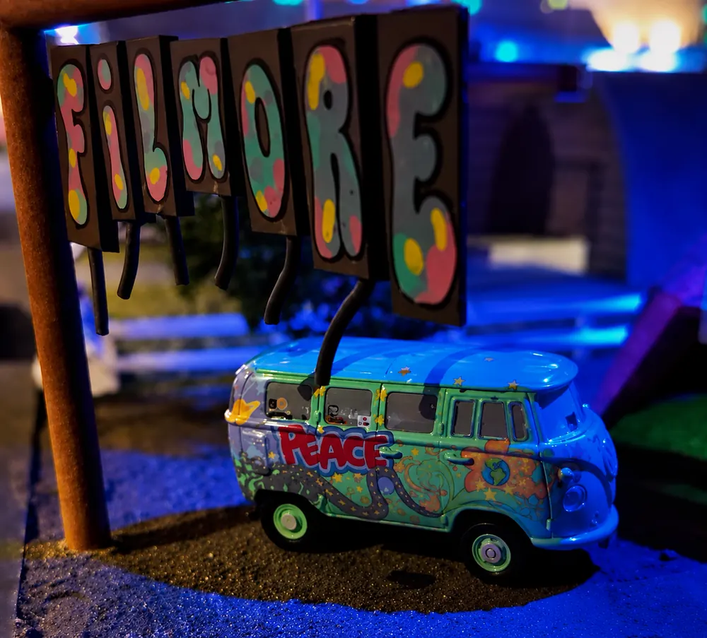 Letrero de colores de Fillmore con la combi psicodélica debajo