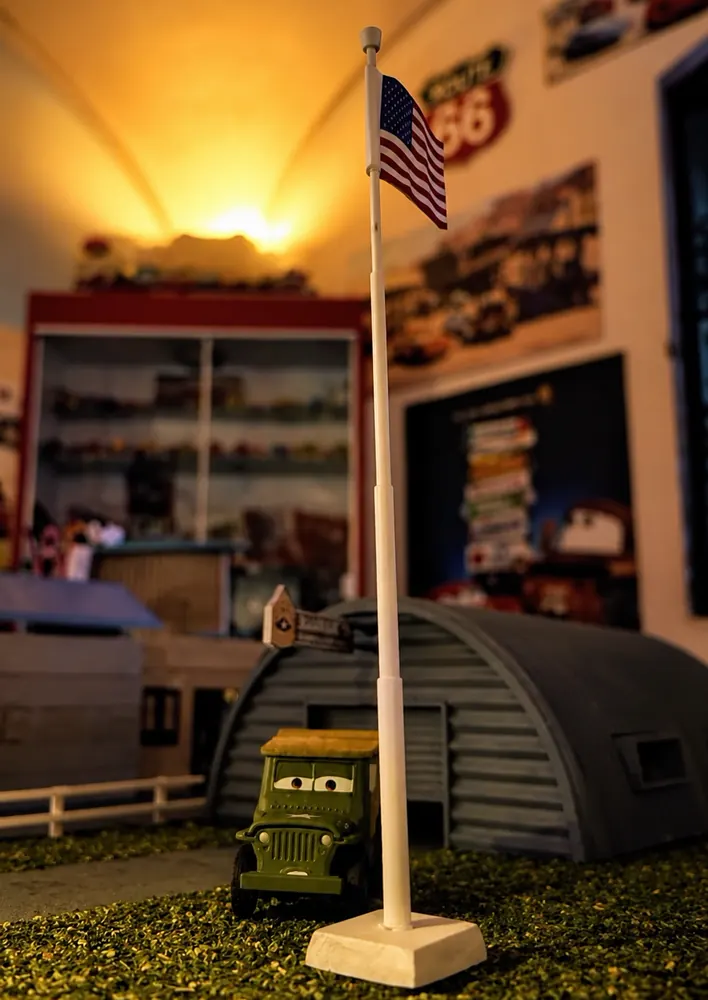 Asta con la bandera junto al hangar del cuartel, al borde del diorama