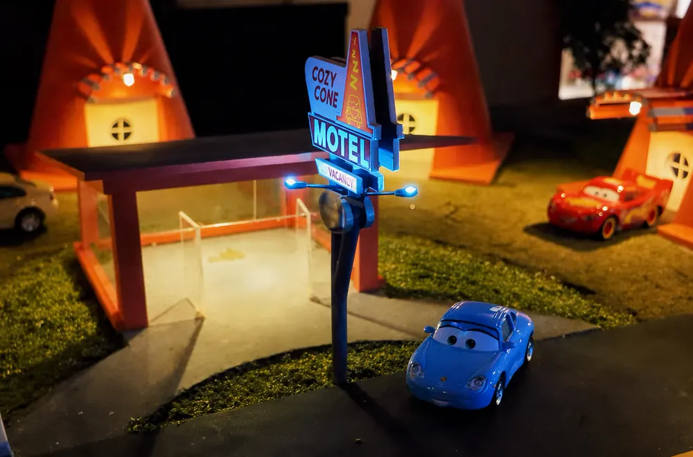 Los conos naranjas del motel iluminados por dentro durante la noche