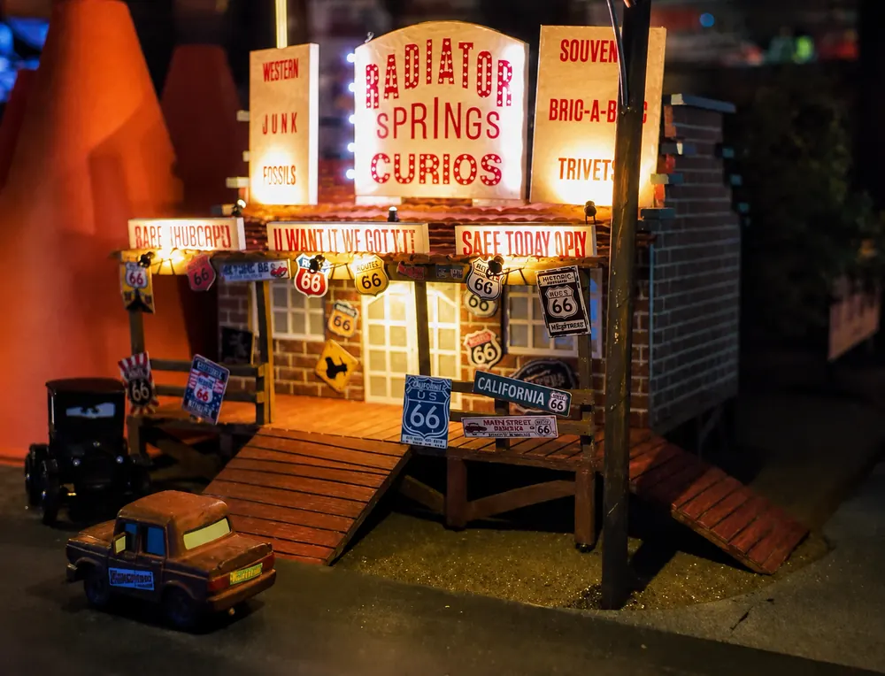 La tienda de curiosidades con sus placas y letreros de la ruta 66
