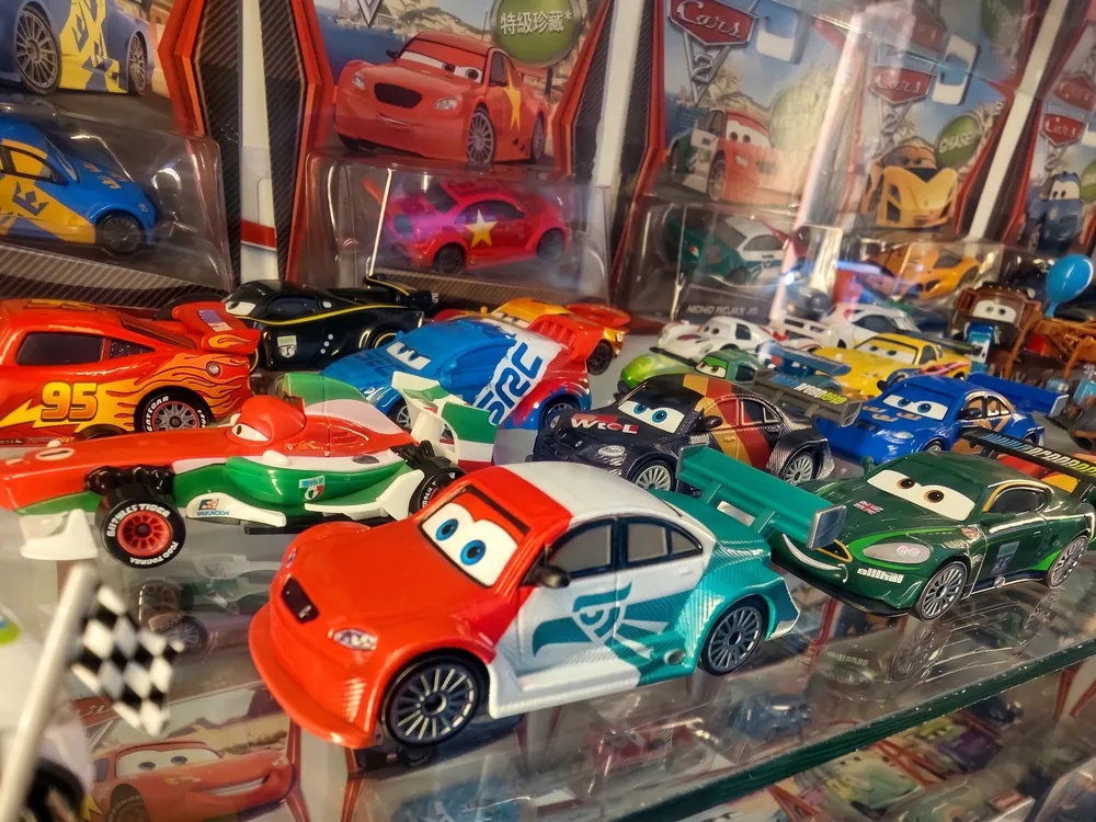 Repisas de la vitrina llenas de coches de Cars todavía en su caja